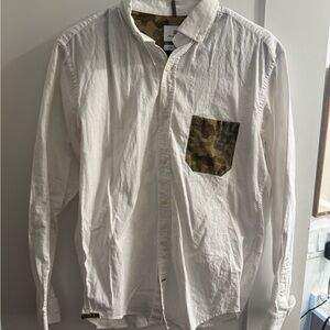 White Casual Button-Down Longsleeve Shirt with Camouflage Pocket. Slim fit.